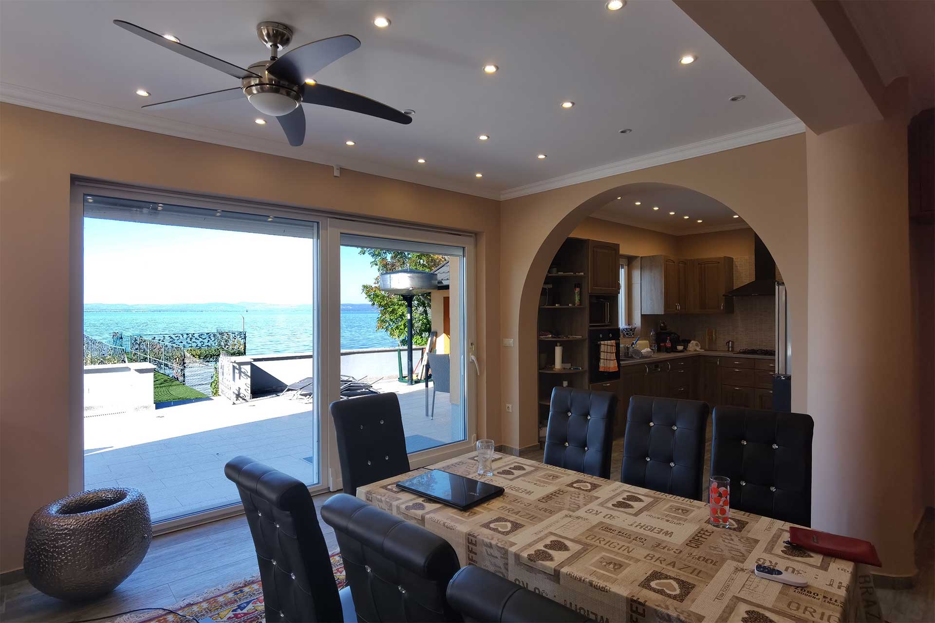 A képen a földszinti exkluzív lakosztály étkező-konyhája látható.