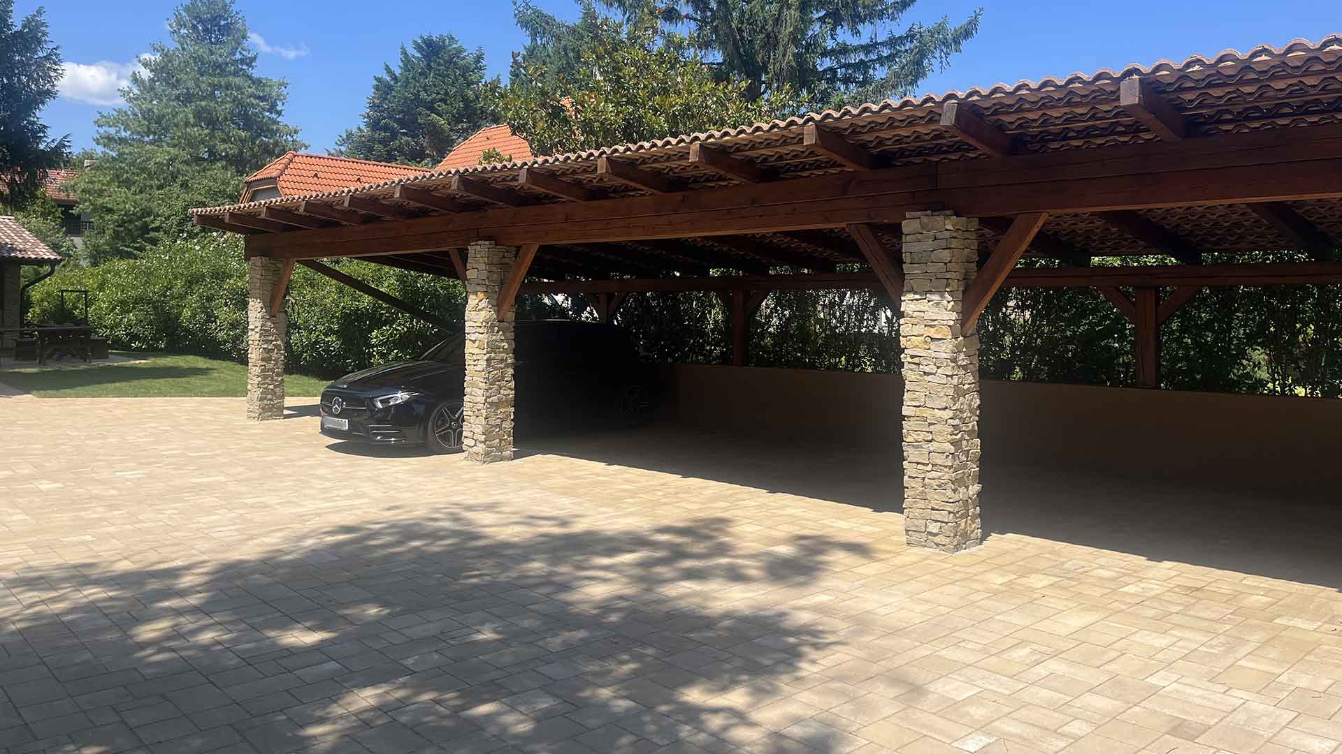 A fedett gk. beállóban 6 autó tud parkolni