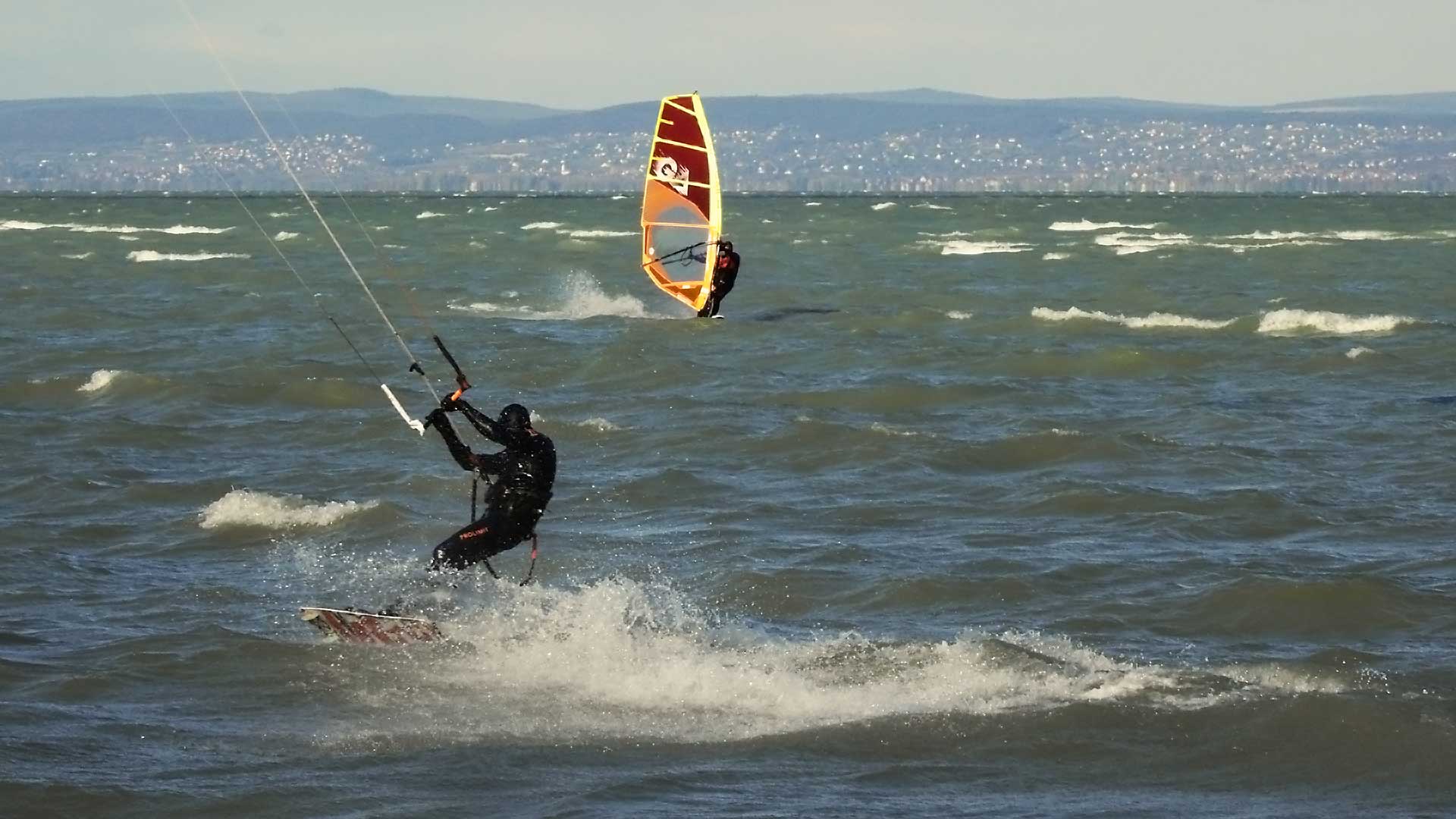 Kite és Windsurf. Az erős szél a Balaton partján, profiknak való