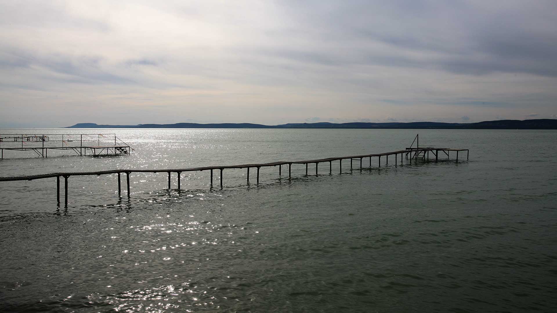 Klasszikus bejáró stég és napozó stég a Balaton partján, közvetlen vízpart csatlakozással
