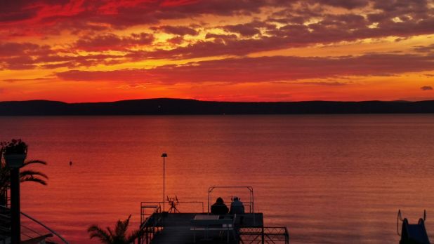 A telek előtt nádas nincs. A telekről, és a házból gyönyörű balatoni panoráma élvezhető. A telek előtt nádas nincs. A telekről, és a házból gyönyörű balatoni panoráma élvezhető.