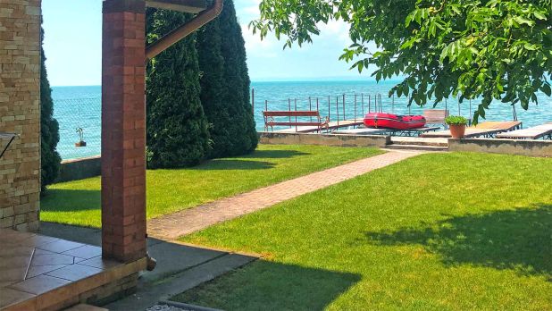 A Balaton déli partján, Budapesthez közel, közvetlen vízparti családi nyaraló, saját stéggel eladó A Balaton déli partján, Budapesthez közel, közvetlen vízparti családi nyaraló, saját stéggel eladó