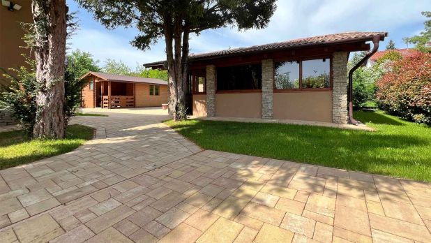 Ebben a különálló épületben (nyári konyha) lehet főzni, sütni, étkezni, társalogni