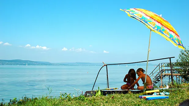Egész évben strandoljon a vízparton. Töltse együtt a vakációt a család a Balaton parton.